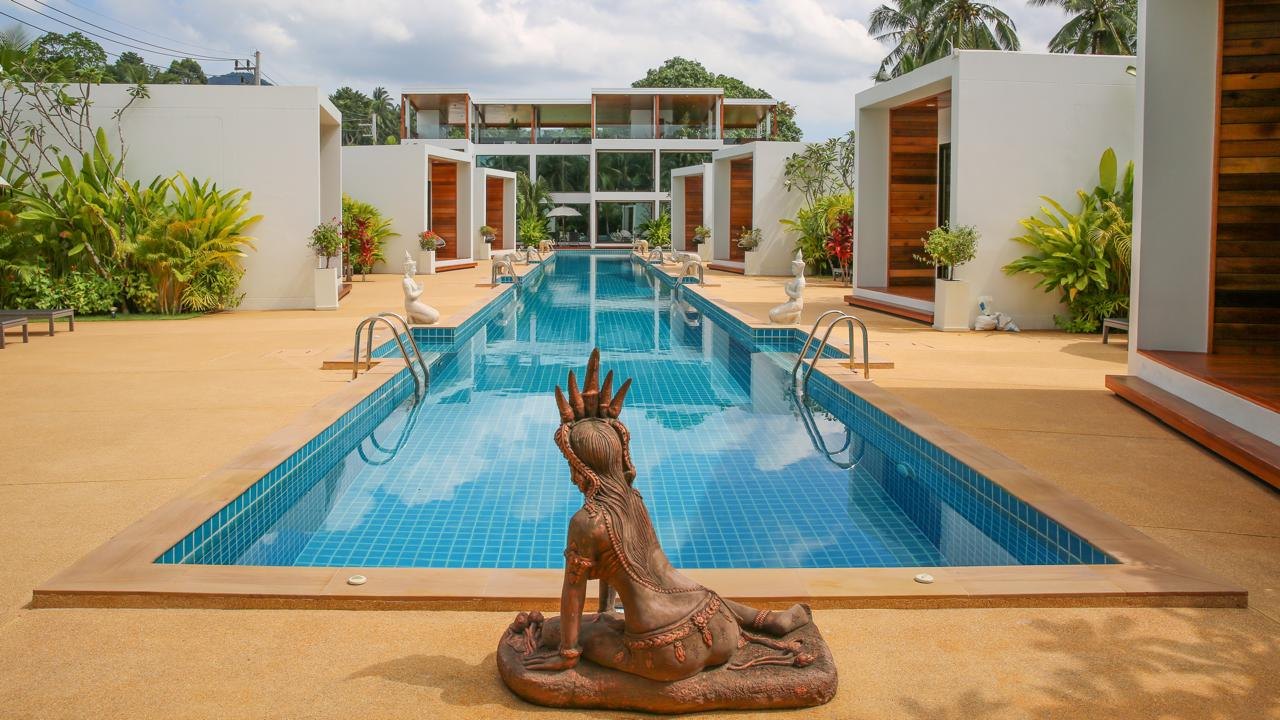 The palm-lined pool and villas of the Koh Phangan accommodation